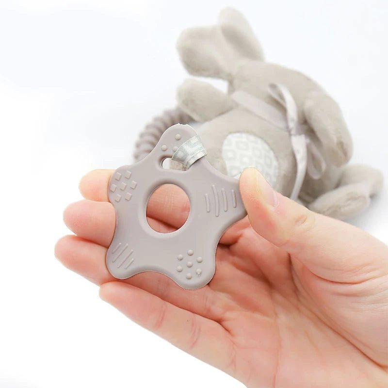 Pendente de Pelúcia com Mordedor e Chocalho para Carrinho e Berço